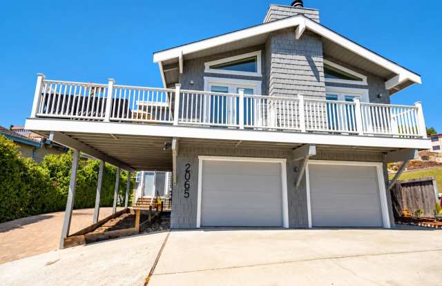 Stunning Remodeled Seascape Beach House with Ocean Views Gallery 3
