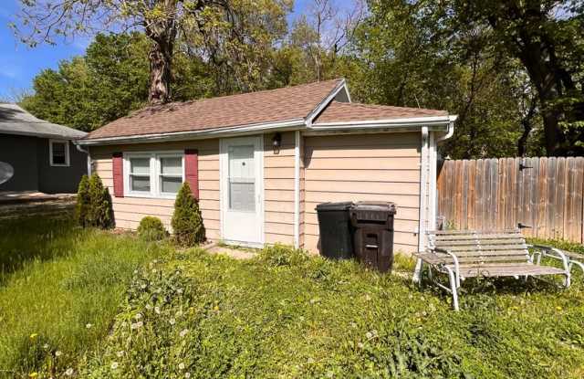 Welcome to this charming 2 bedroom, 1 bathroom house located in East Peoria, IL. photos photos