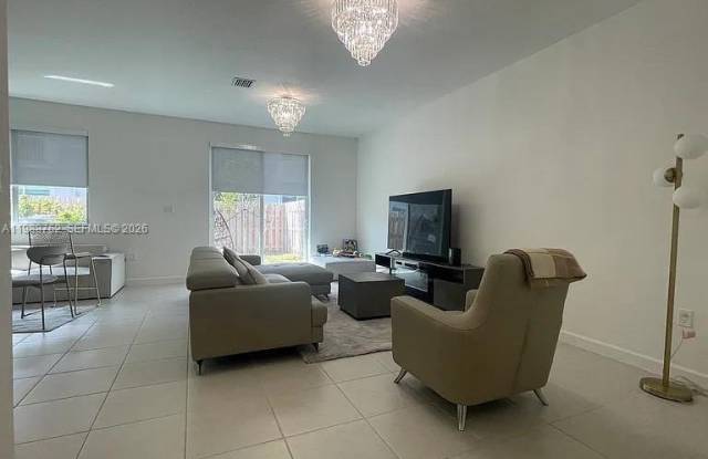 728 Southeast 14th Court Gallery 4