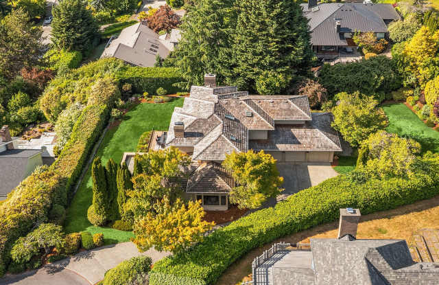 4Bd/2.75Ba Clyde Hill Home Gallery 1