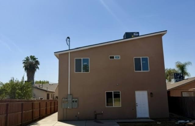 1561 E Marion Way Dinuba, CA 93618 - 101 Gallery 3