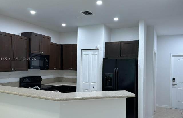 3526 NW 29th Ct Gallery 2