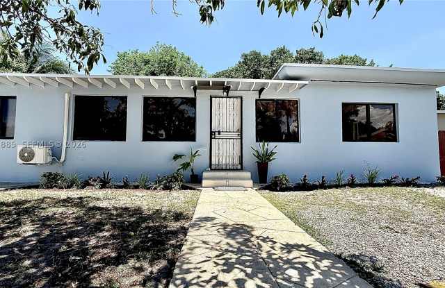 1352 NW 112th Ter Gallery 1