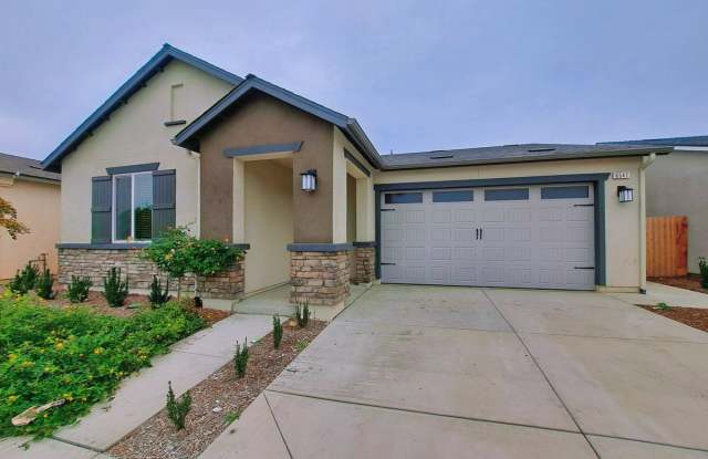 3 Bedroom Home Near Armstrong  Olive! photos photos