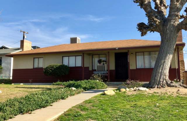 Cozy three bedroom! - 2209 Fairfax Road, Kern County, CA 93306