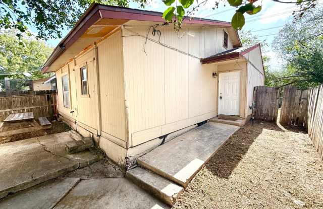 Charming 2-Bedroom Duplex with Fenced Backyard & Detached Garage! Gallery 4