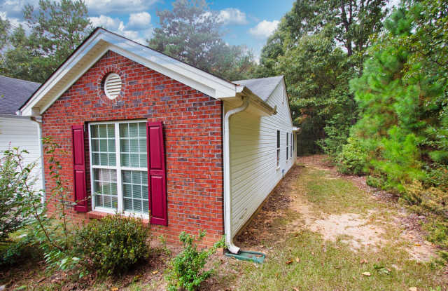 AVAILABLE NOW! 3 Bedroom 2 Bathroom Ranch Gallery 3