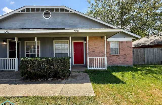 Cute & Cozy Duplex Nestled in a Prime Location, just five minutes from I35! Gallery 1
