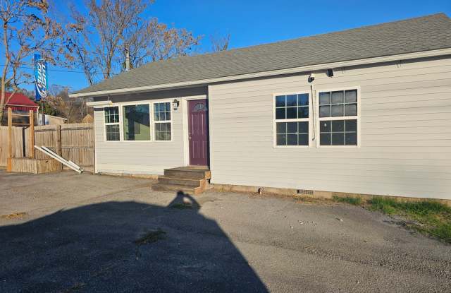 Nice 2 bedroom 1 bath home - 3130 South School Avenue, Fayetteville, AR 72701 Nice 2 bedroom 1 bath home - 3130 South School Avenue, Fayetteville, AR 72701