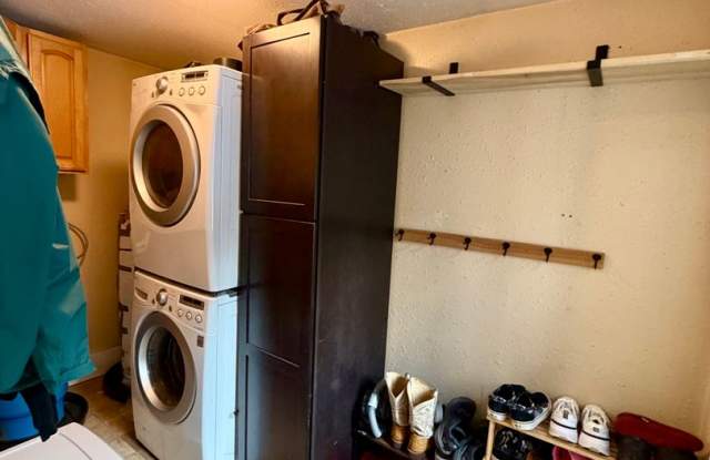 Cute 2-Bedroom Home in The Hills / Washer & Dryer in Home / Pet-Friendly Gallery 4