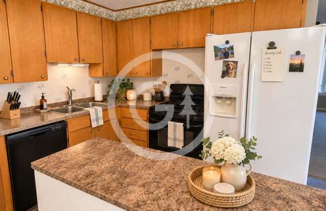 3-Bedroom Home in the Heart of Selah | Garage + Fenced Yard Gallery 3