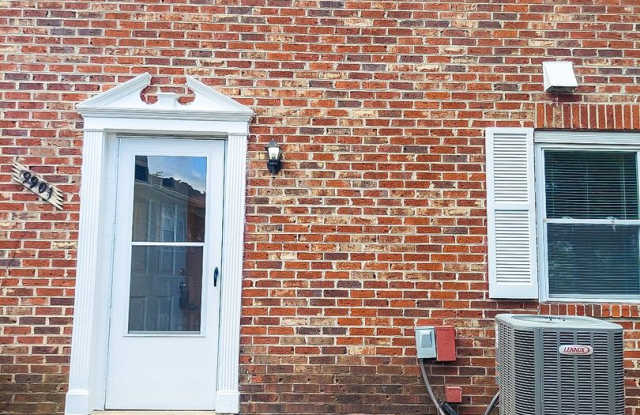 Spacious And Renovated 3 Bed 2 Bath Interior Brick Townhome In Popular The Highlands Community photos photos