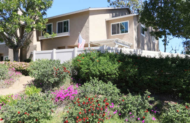Poway 3br townhome-Corner unit-yard-garage+pool+ W/D photos photos