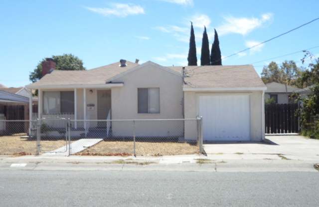 ***COMING SOON*** Three Bedroom, 1 1/2 Bathroom House with 2 Garages and Side Yard Access in Pittsburg photos photos