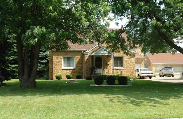 Charming 5 bedroom/2 Bathroom Home with attached grandmother suite! photos photos