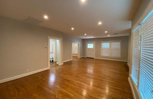 Elegant 3/1 Bungalow across the street from The Menil Gallery! Gallery 3