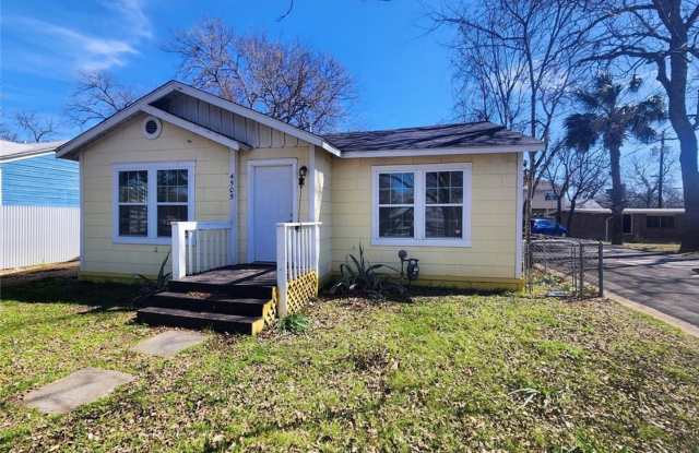 3 Bed 2 Bath in Hyde Park with Huge Yard photos photos