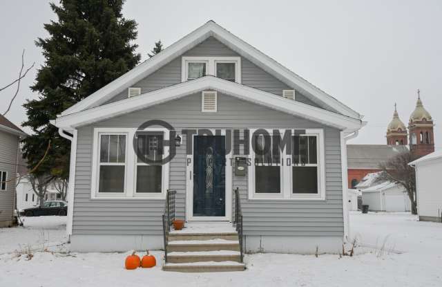 Large 3 Bedroom 2 Bath House w/Fenced in Yard and 2 Stall Garage Available Soon! photos photos