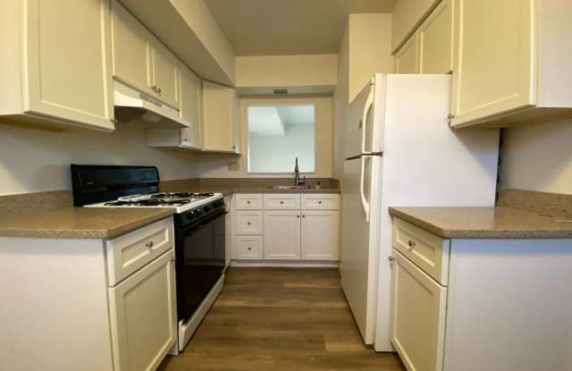 Beautiful Brick 2 BR Townhouse in Great Zelienople Location! Updated Kitchen with Quartz Counter-tops! Call Today! - 703 Hemlock Square, Zelienople, PA 16063