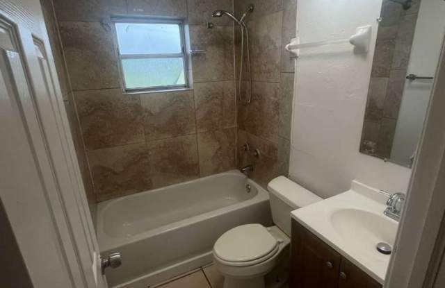 **Ask about the TWO WEEKS FREE**2/1 APARTMENT READY FOR RENT LONGTERM -- PET FRIENDLY -- FORT MYERS ** photos photos