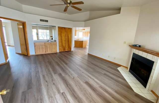 2 Bedroom In Youngtown Available! Gallery 3