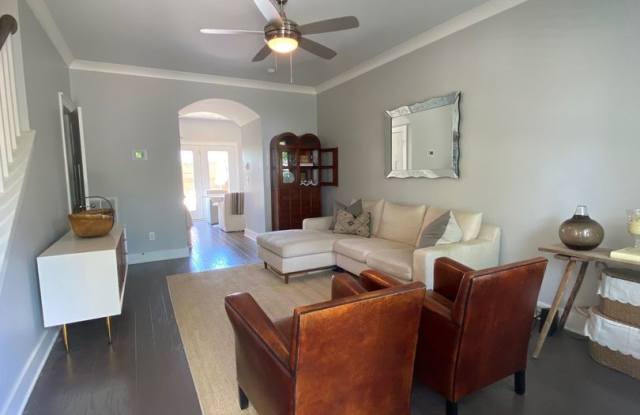 Beautiful 2BE/2.5BA townhouse located in the very desirable Nations! Gallery 4
