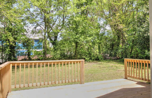 Craftsman bungalow with large fenced yard lovely front porch! Gallery 4