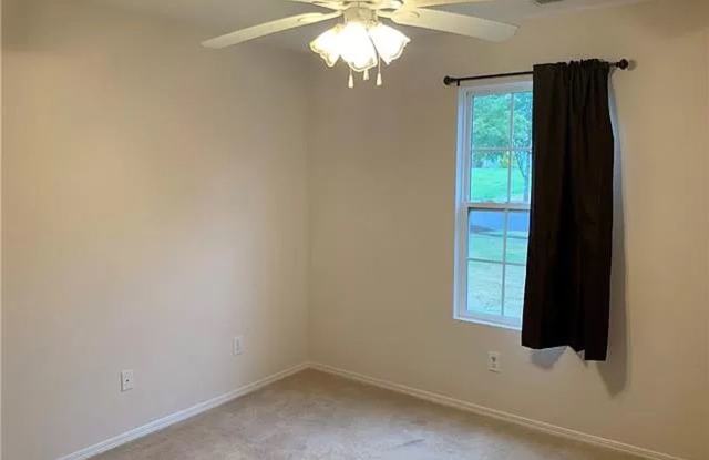 Room in 3 Bedroom Home at Ziegler Ln Gallery 4