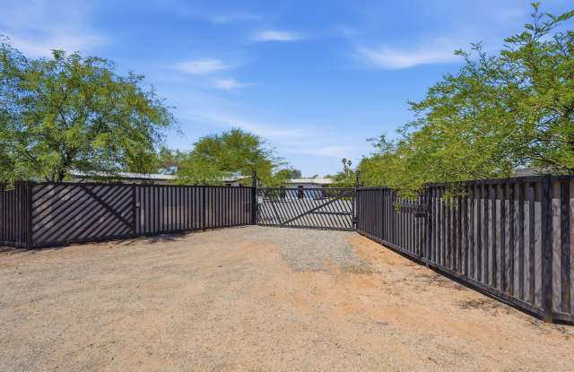 Bright & Airy Central Tucson 1-Bed with Private Enclosed Backyard | No Carpet Gallery 3