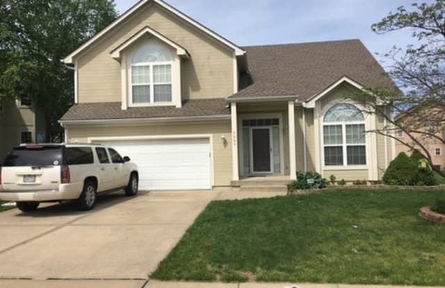 4004 South West Evergreen Lane - 4004 SW Evergreen Ln, Lee's Summit, MO 64082