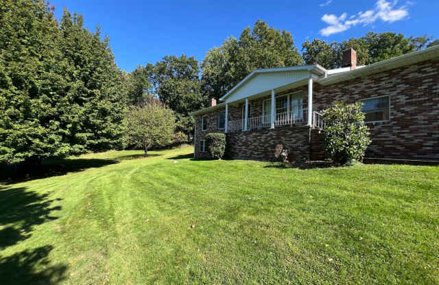 Brick Ranch with Detached 2-Car Garage & Big Covered Deck – 3 Bed / 2 Bath Gallery 4