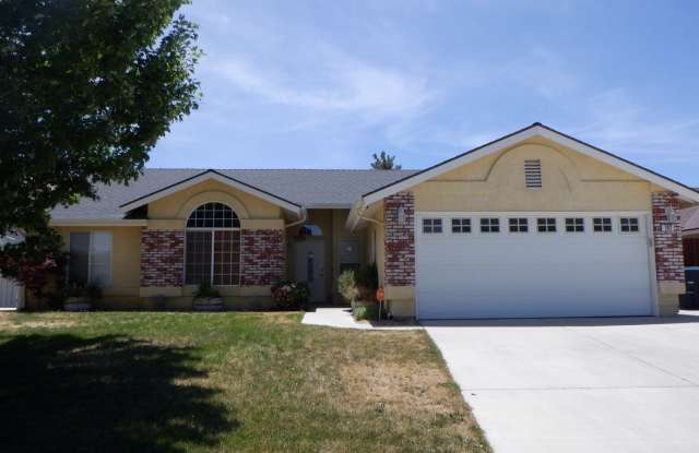 Beautiful 3‑bedroom, 2‑bath home in Tehachapi (Available 6/10/26) photos photos