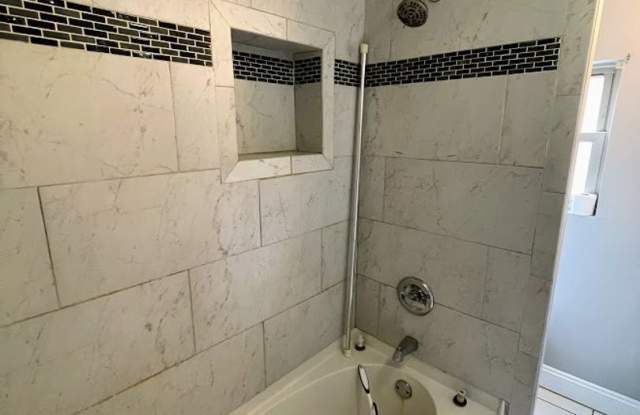 2 or 3 bed 1.5 bath - Southside flats, washer/dryer, central air, private courtyard photos photos