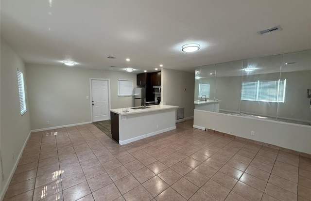 640 SW 28th Dr photos photos