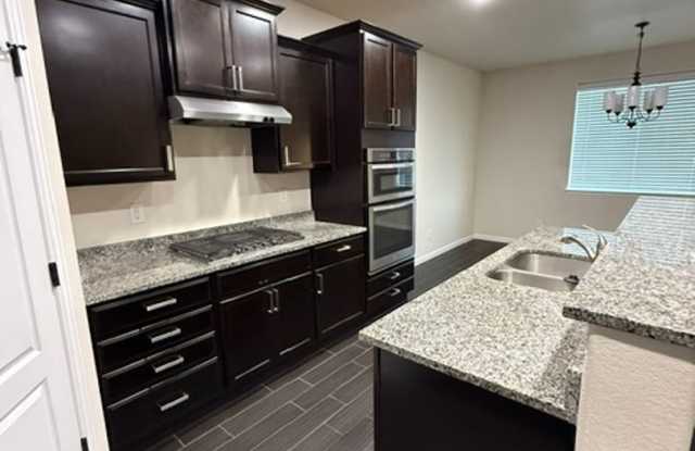 4-Bedroom, 2 Bath Single Family for Rent in Elizabeth, CO| Attached 2 Car- Garage & Modern Kitchen Gallery 4