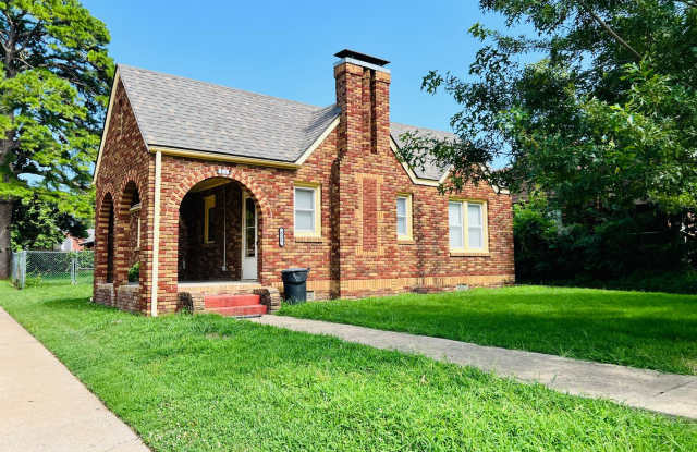Nice 3 Bedroom 1 Bathroom Home With Detached Garage Close To Tulsa University! photos photos