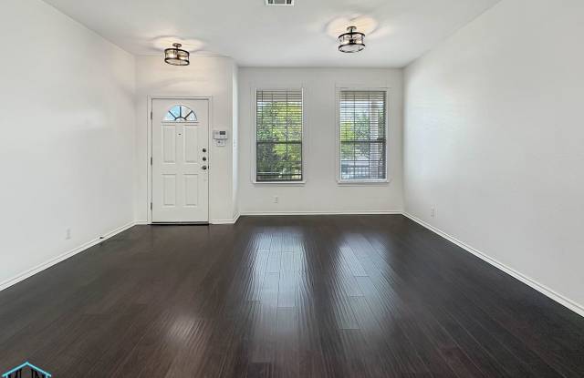 Welcome to your dream home in Helotes, right off 1604 and Hausman Rd. Gallery 3