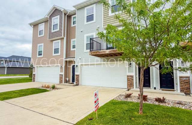 Modern Ankeny Townhome with Two Primary Suites & 2-Car Garage photos photos Modern Ankeny Townhome with Two Primary Suites & 2-Car Garage photos photos