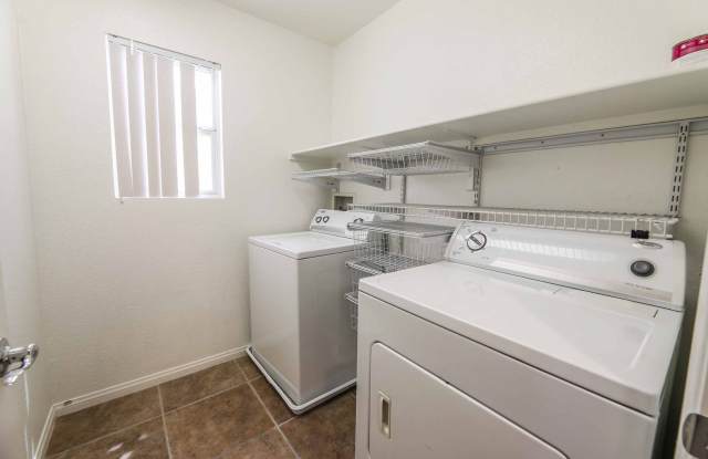 Spacious Mountain’s Edge Home with Downstairs Bedroom & Upstairs Loft! Gallery 4