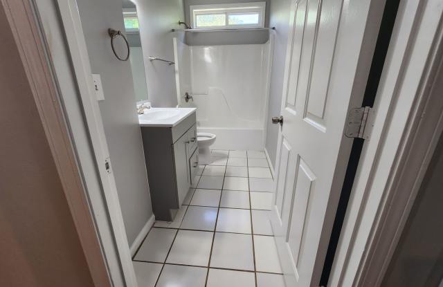 Room in 3 Bedroom Home at 901 Hall St Gallery 3