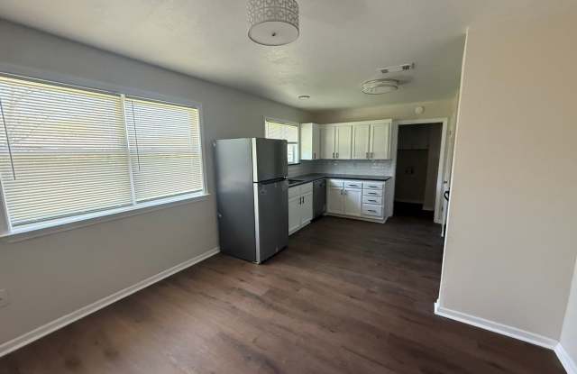 Renovated 3-bedroom house! Housing accepted! photos photos