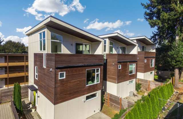 Lovely Ravenna 3bdrm/2.5 bath detached townhome  with 2 parking spaces.  - Available 8/1 photos photos