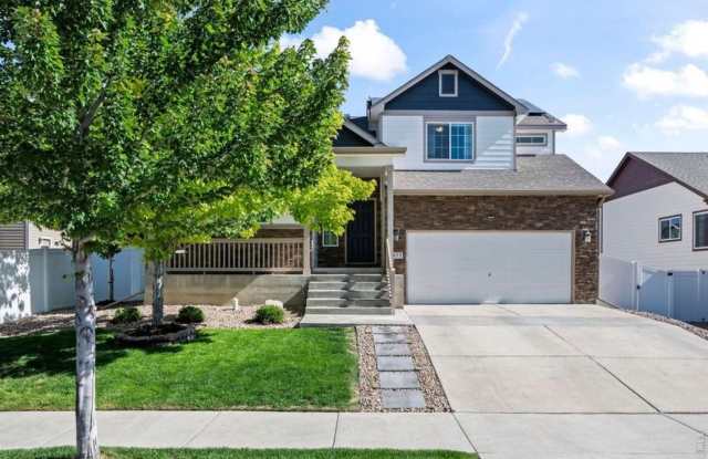 Beautiful, light-filled home for rent in sought-after Heron Pointe in Berthoud, CO Gallery 1