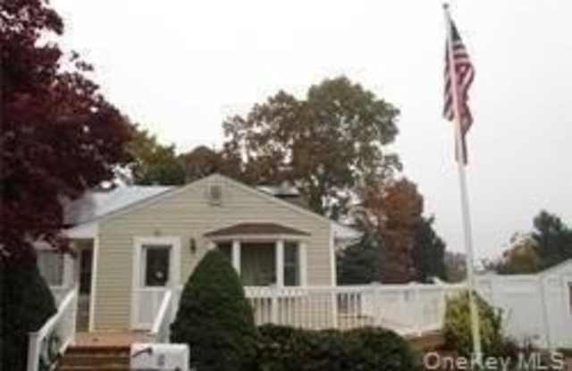 4 Thistle Lane - 4 Thistle Lane, Kings Park, NY 11754
