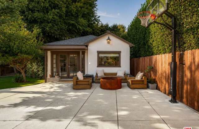 6537 Moore Dr Gallery 3