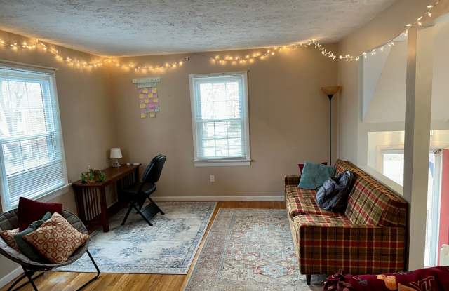 Spacious Corner Town Home With Large Yard Gallery 3