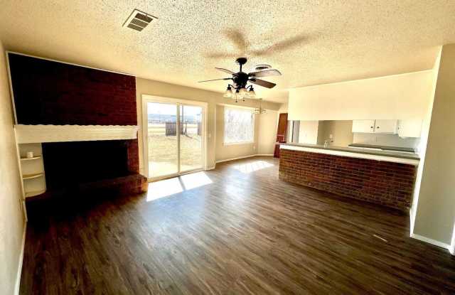 Great 3 bed 2 bath 1 car garage available now Gallery 4