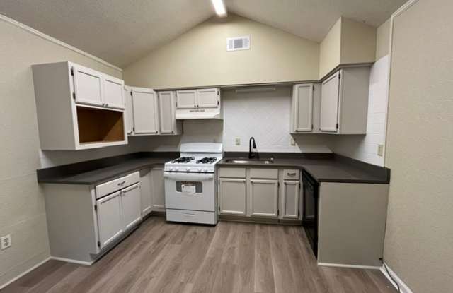 Renovated 4 Bedroom 2 Bath Home with Bonus Room for Rent! Gallery 3