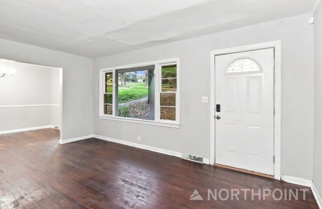 3-Bedroom, 1 Bath Single Family home for Rent in Decatur, GA | Attached Carpot & Modern Kitchen Gallery 4