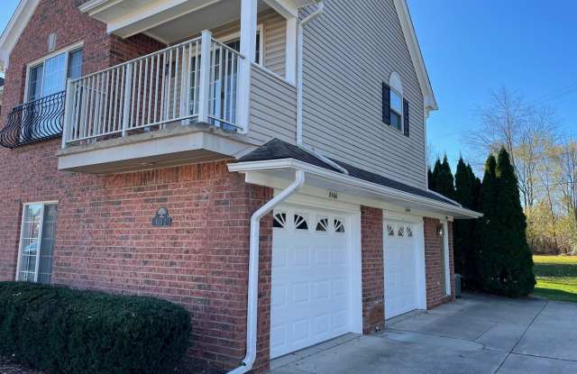 Shelby Twp 2-bedroom, 2-bath condo-style with pool and balcony - 8170 West Annsbury Circle, Macomb County, MI 48316